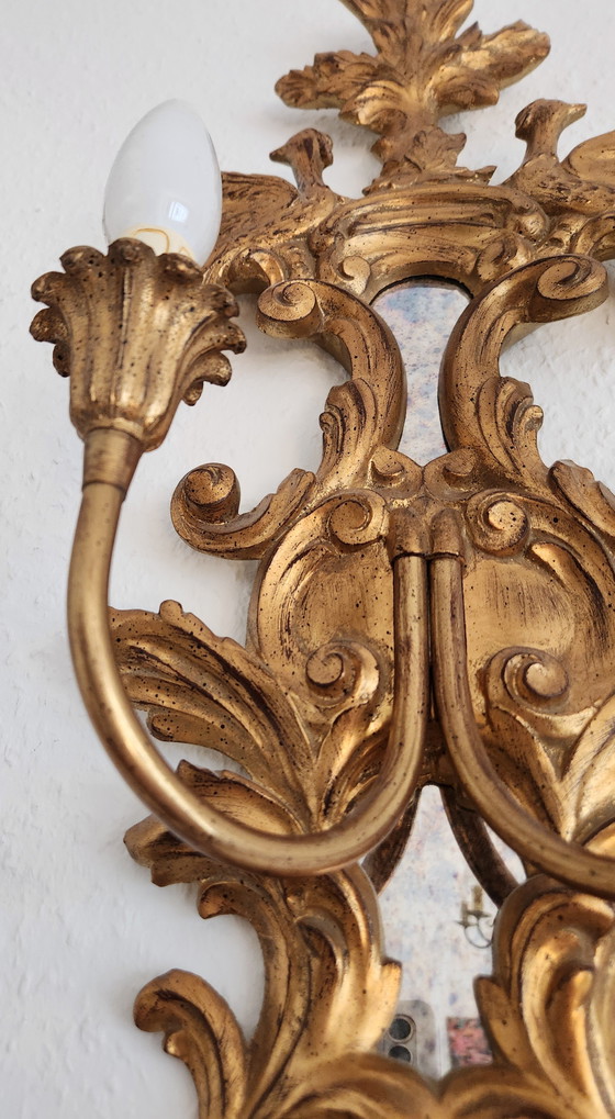 Lámparas de pared antiguas estilo rocalla, madera dorada con pan de oro, placas de espejo antiguas (photo 15 of 18)