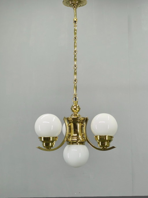 Lustre Art Déco tchèque des années 1930 en laiton avec globes en verre opalin
