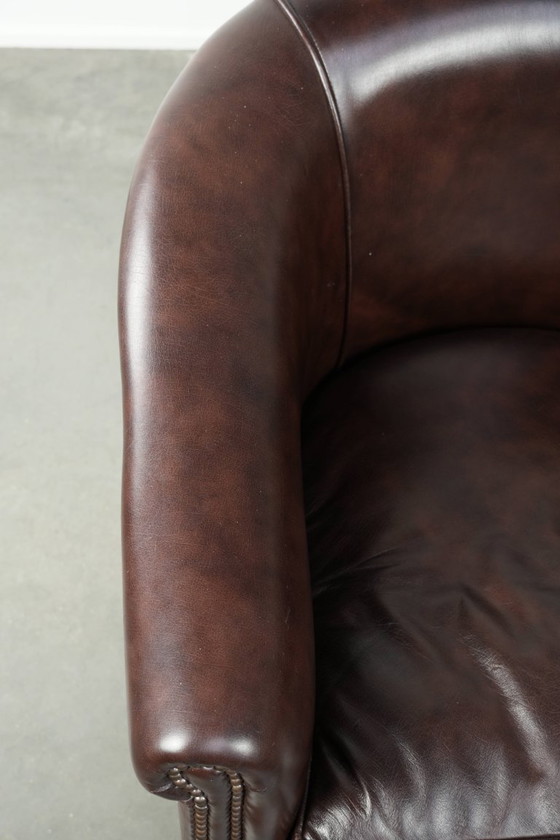 Image 1 of Donkere rundleren clubfauteuil met een tijdloos en stijlvol design in Engelse stijl