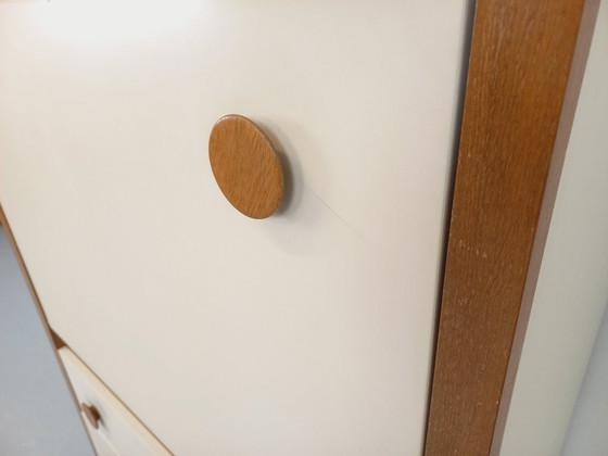 Image 1 of Secrétaire meuble de rangement vintage en bois de chêne et mélaminé blanc écru des années 70