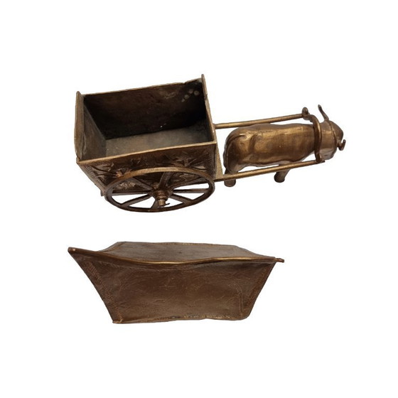 Image 1 of Toro de bronce antiguo con carro