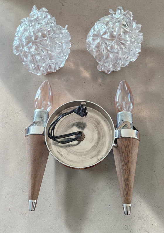 Image 1 of Applique doppia in stile scandinavo - Vetro scolpito e legno di teak - Anni '60