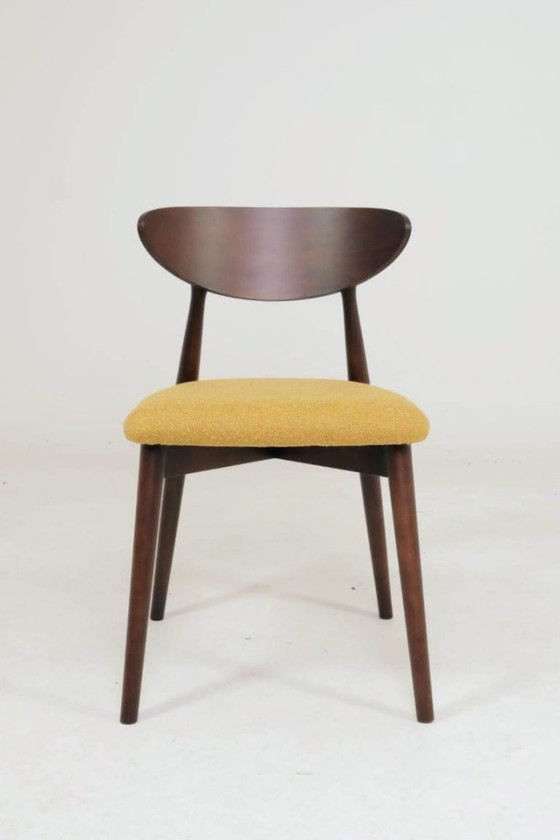 Image 1 of Set moderno di 4 sedie da pranzo, in bouclé color ocra e legno di faggio noce scuro.