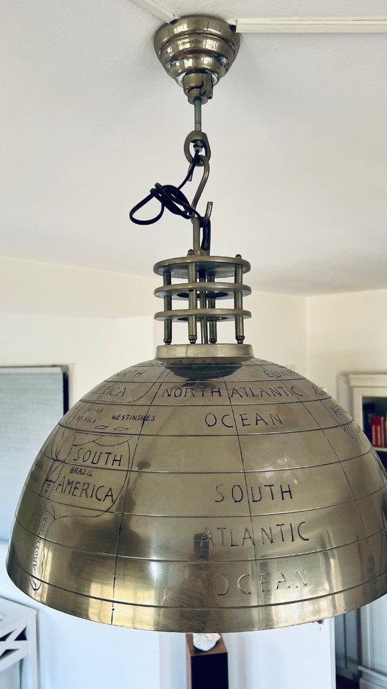 Set aus 2 Großen Industriellen Pendelleuchten ‘Globe’ mit Gravierter Weltkarte – Nickel / Silber – Aluminium (photo 10 of 11)