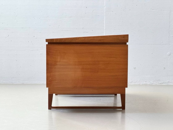 Image 1 of Elegante escritorio de mediados de siglo en nogal, década de 1960.