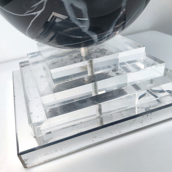 Image 1 of Architektonische Stufenlampe aus Acrylglas mit Glaskugel in Marmoroptik, 1970er Jahre