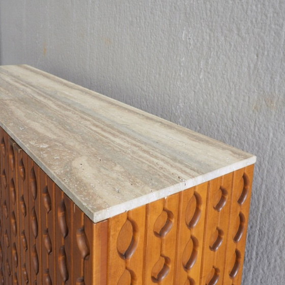 Credenza brutalista contemporanea in legno intagliato con piano in travertino – Credenze, Wood, Brass (photo 12 of 16)