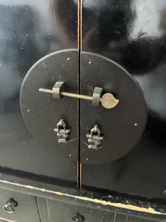 Antiker chinesischer Schrank, schwarz – 105 x 61 x 182 cm – Schränke, Metal, Wood (photo 10 of 14)