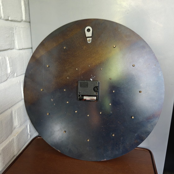 Image 1 of Unieke grote handgemaakte metalen wandklok – iriserende gepatineerde afwerking – Junghans kwarts – 40 cm