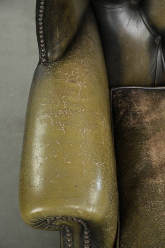Stoere vintage rundleren chesterfield oorfauteuil in een tijdloze groene kleur – Leather (photo 7 of 13)