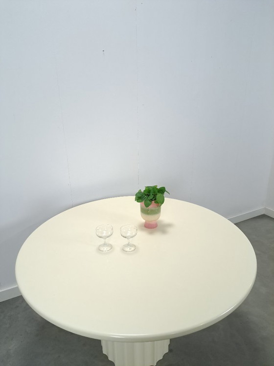 Image 1 of Runder, cremefarbener Esstisch mit gerippten Beinen