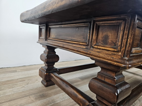 Image 1 of Table basse en noyer américain avec tiroirs