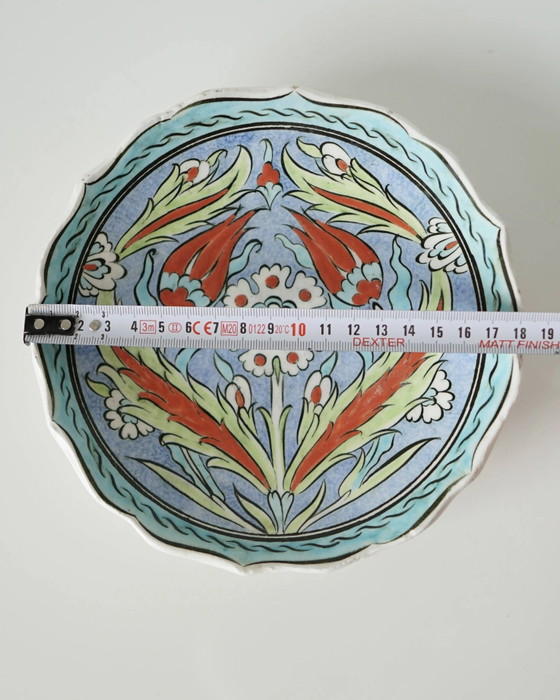 Decoratief aardewerken bord - handgeschilderd door İkbal Çini - Kütah – Servies, Porselein, Vintage (photo 10 of 10)