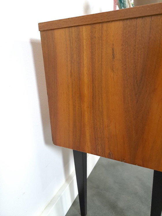 Image 1 of Klein kastje met zwarte hoge poten en 2 deuren