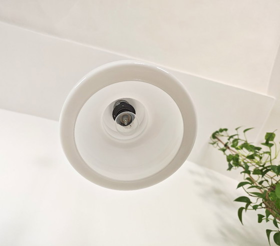 Image 1 of Lampada a sospensione vintage in vetro opalino bianco / Lampada a sospensione moderna di metà secolo jugoslava degli anni '7