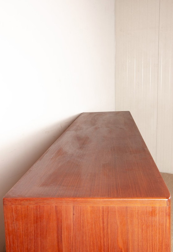 Image 1 of Deens teakhouten dressoir model 42 van Harry Østergaard voor Randers Mobelfabrik 1960.