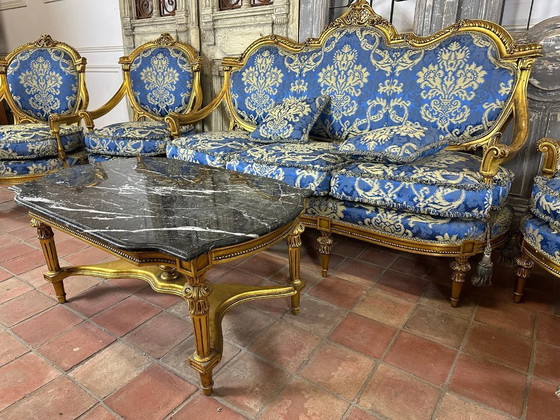 Image 1 of Salotto Luigi XV Rococò – Divano e poltrone dorate – Velluto blu – Oggetto da collezione