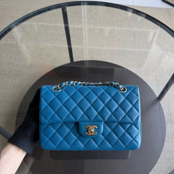 Image 1 of Borsa Chanel Classic Flap Small - Pelle di vitello martellata trapuntata color caviale, blu, con finiture dorate, serie 30