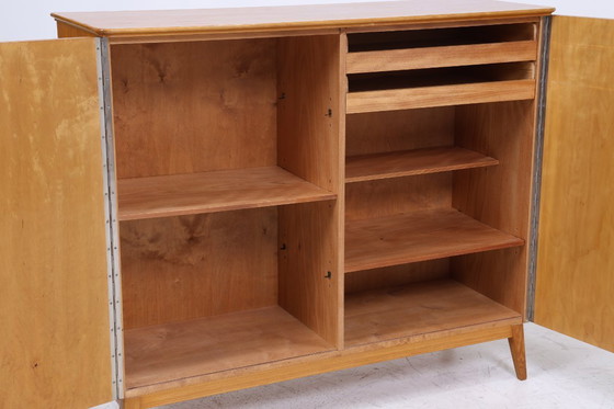 Image 1 of Armoire à linge vintage en bois | Mid Century armoire des années 50 avec sculptures | 60's rétro armoire à casiers #05-60