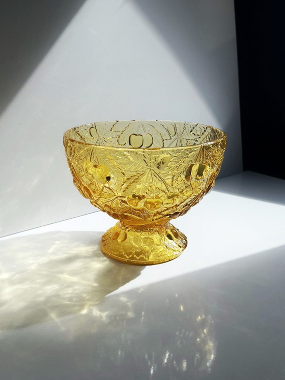 Image 1 of Vintage fruitschaal Art Deco Josef Inwald kersenkleurige schaal op voet, glas, jaren 30, 1930, CZ Barolac Ambergeel