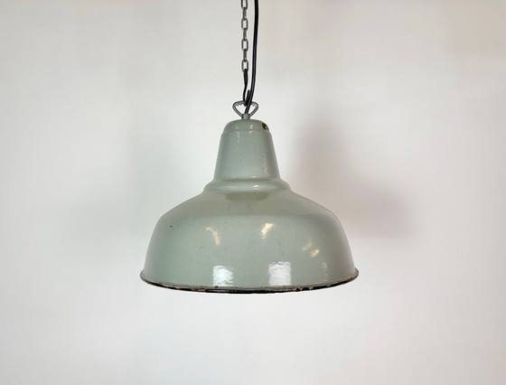 Lámpara colgante industrial de esmalte gris, década de 1960. – Lámparas colgantes, Iron (photo 2 of 17)