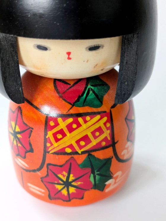 Image 1 of Vintage Japanse Kokeshi-pop | Handbeschilderd hout met herfstbladerendecoratie