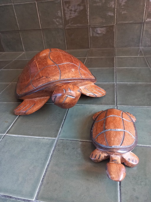 Deux tortues en bois sculptées à la main (mère et enfant)