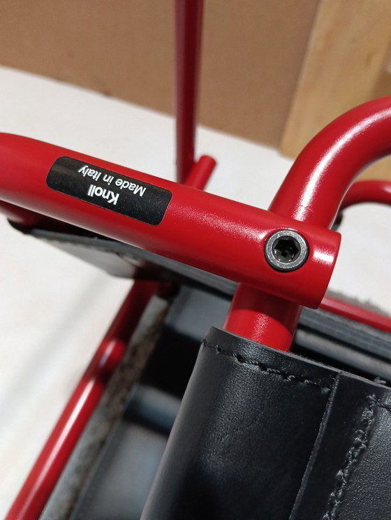Image 1 of Bolso Knoll Wassily B3 rojo mate, nuevo-usado, en piel negra, de Marcel Breuer.