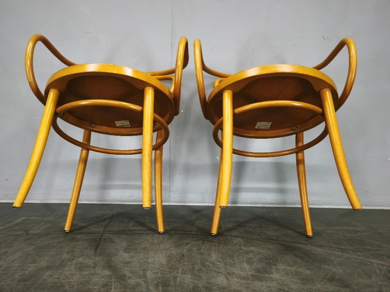 Image 1 of Silla de comedor con brazos TON Modelo 209 de madera curvada de haya, estilo checo, ideal para cafeterías y restaurantes.