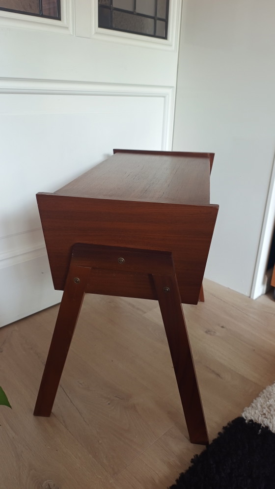 Image 1 of Table d'appoint vintage danoise en teck, idéale pour les plantes, les plantes ou la couture – années 1960
