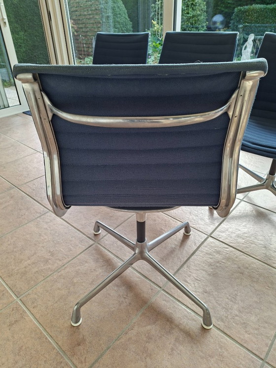 Herman Miller Eames EA105 Aluminum Stühle, dunkelblauer Stoff, Drehstühle, Metall, Design (Foto 5 von 5)