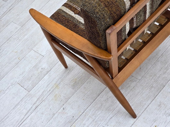 Image 1 of Fauteuil danois des années 1970, en bois de hêtre, recouvert de tissu d'ameublement en laine.