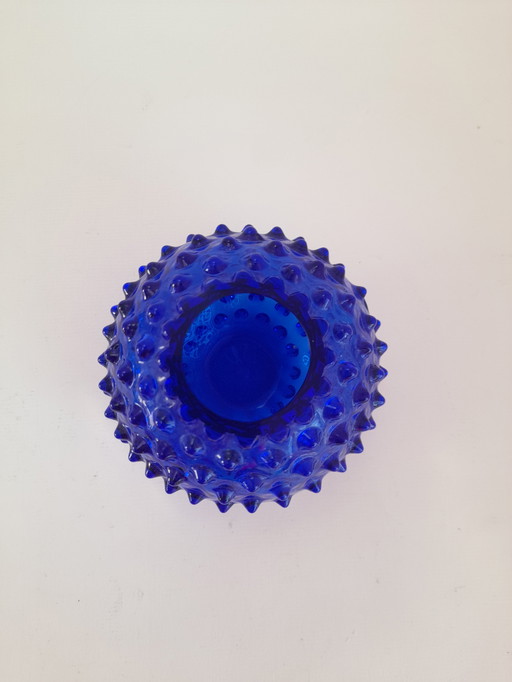 Kleine blaue Glasvase mit Nieten