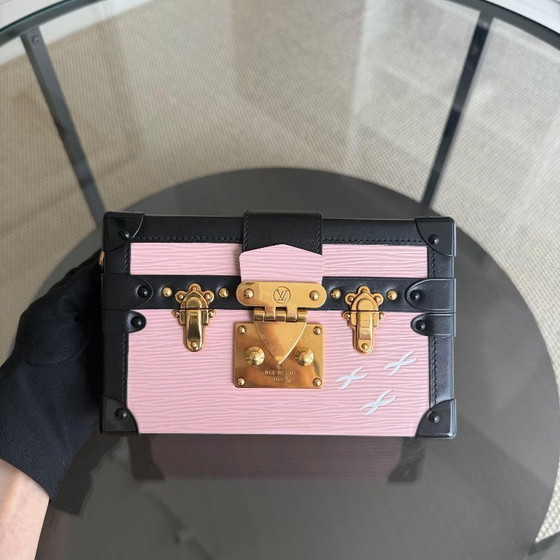 Image 1 of LOUIS VUITTON PETITE MALLE - SAC BANDOULIÈRE EPI ROSE CLAIR AVEC FERMOIRS DORÉS