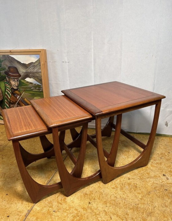 Image 1 of Tables gigognes en teck vintage rétro du milieu du siècle par GPlan 1960 Danish Deaign