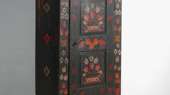 Antiker bemalter Kleiderschrank aus Kiefernholz – Österreichisch-Ungarische Monarchie, Jahr 1835 (photo 3 of 40)