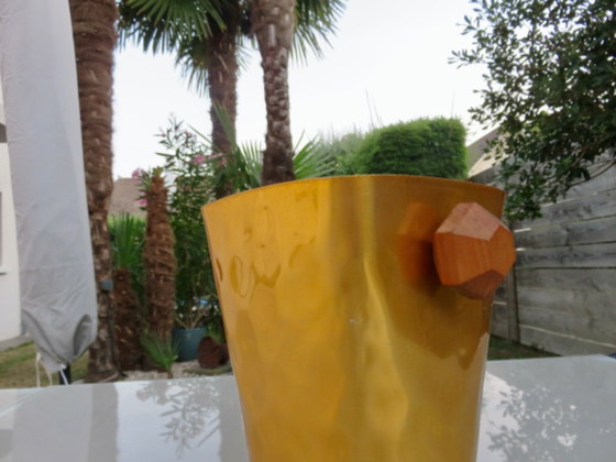 Image 1 of seau à glace en aluminium anodisé doré et texturé, poignées en teck, signé TL Paris, 1970