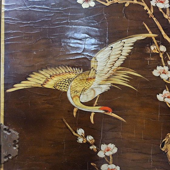 Image 1 of Mobiletto cinese d'epoca con uccelli e fiori rossi e dorati, stile bohémien / mobiletto orientale / mobiletto asiatico