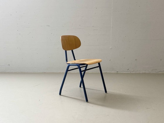 Image 1 of 4 vintage stapelstoelen van het Schönauer schoolmeubilair