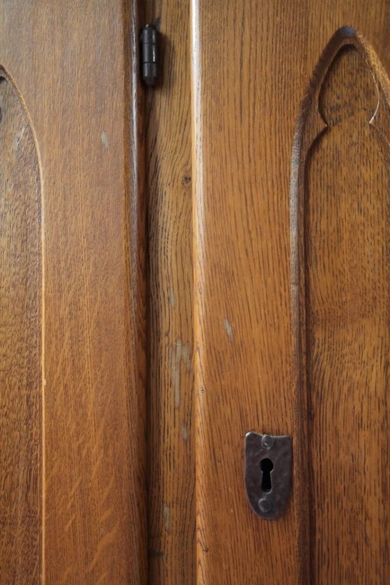 Meuble en chêne d'inspiration gothique belge, années 1960 – Buffets, Wood (photo 6 of 13)
