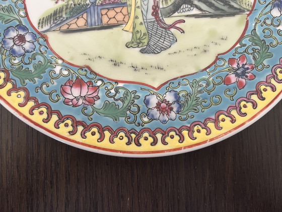 Image 1 of Plato decorativo de porcelana china pintado a mano – Jingdezhen – Famille Rose – Ø27 cm