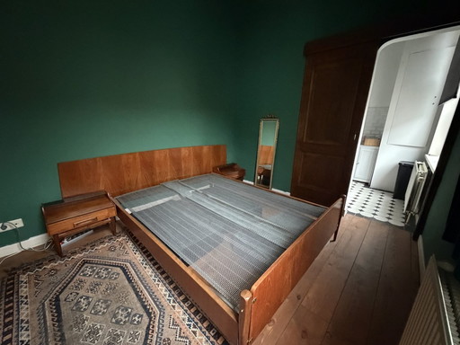 Cama vintage de madera de 150x200 con mesitas de noche