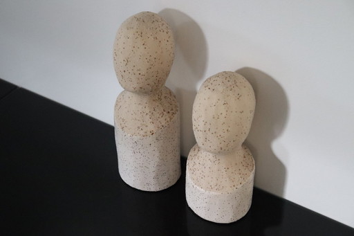 2 statues BATTUDA en céramique crème mate