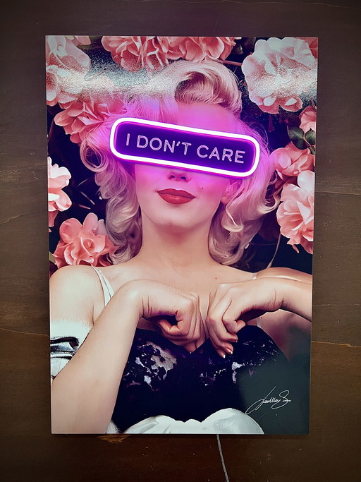 Lámpara LED de pared pop art morada Marilyn I Don't Care de LedMansion