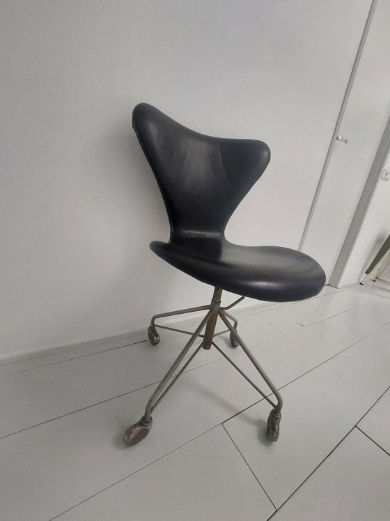 Sedia da ufficio Arne Jacobsen Series 7, nera, Fritz Hansen, Sedie da ufficio, Pelle, Metallo, Nero (foto 2 di 7)