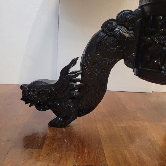 Image 1 of Table basse en bois de padouk sculpté de dragons, style anglo-indien, XIXe siècle.