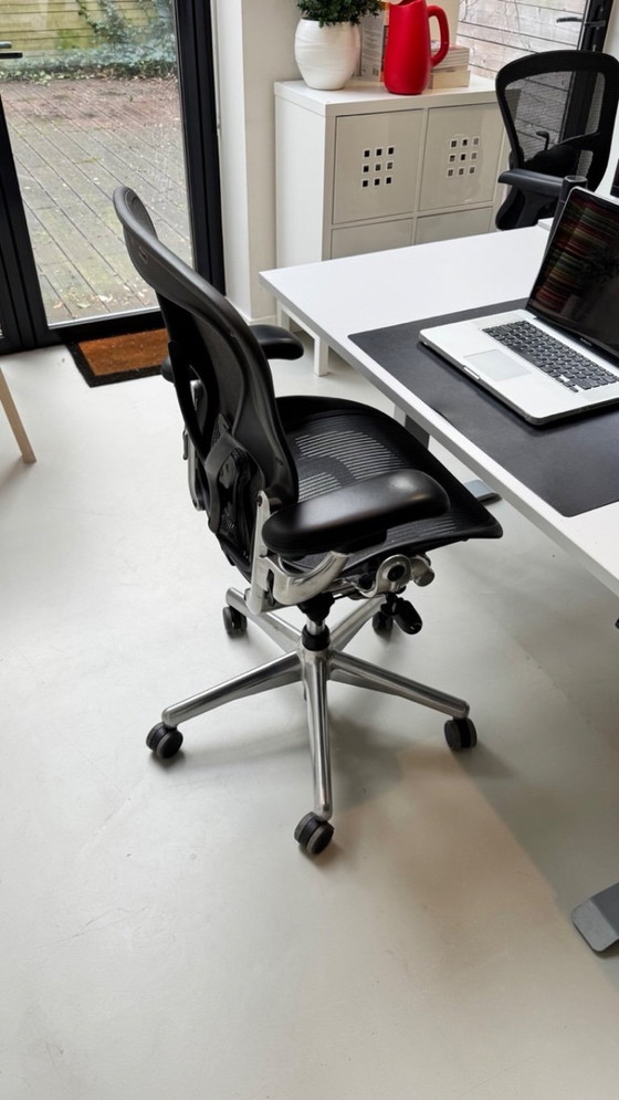 Image 1 of Herman Miller Aeron bureaustoel met chroom onderstel