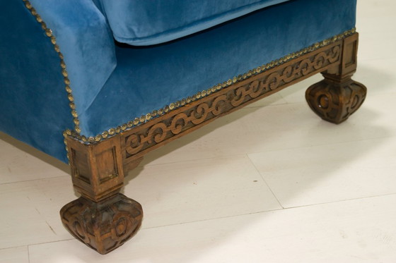 Image 1 of Paar 19e-eeuwse Neo Renaissance Eiken en Blauw Fluwelen Italiaanse Fauteuils