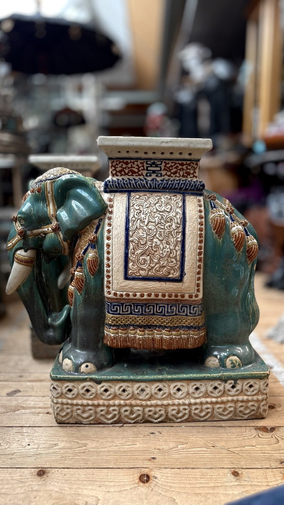 Paire de grands sièges de jardin en céramique émaillée chinoise en forme d'éléphant – Tables d'appoint (photo 10 of 12)