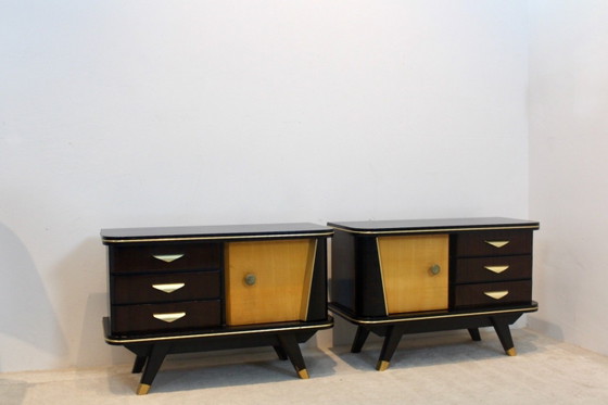 Paire de Tables de nuit hollandaises caractéristiques en bois, années 1950, Verre, Laiton (photo 2 sur 10)
